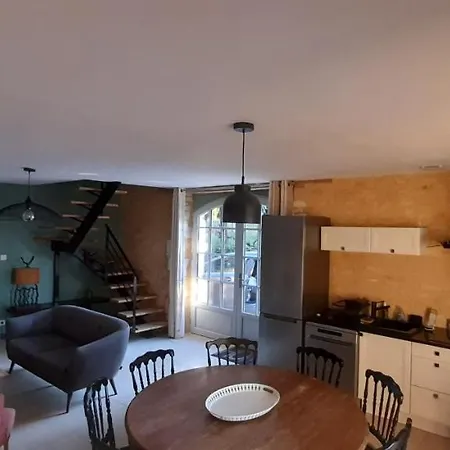 בית נופש La Maison Du Roustigou *